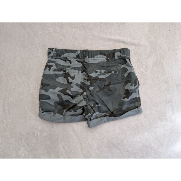 Gap Woman’s Shorts Camo 5” Size 4 - Picture 2 of 4